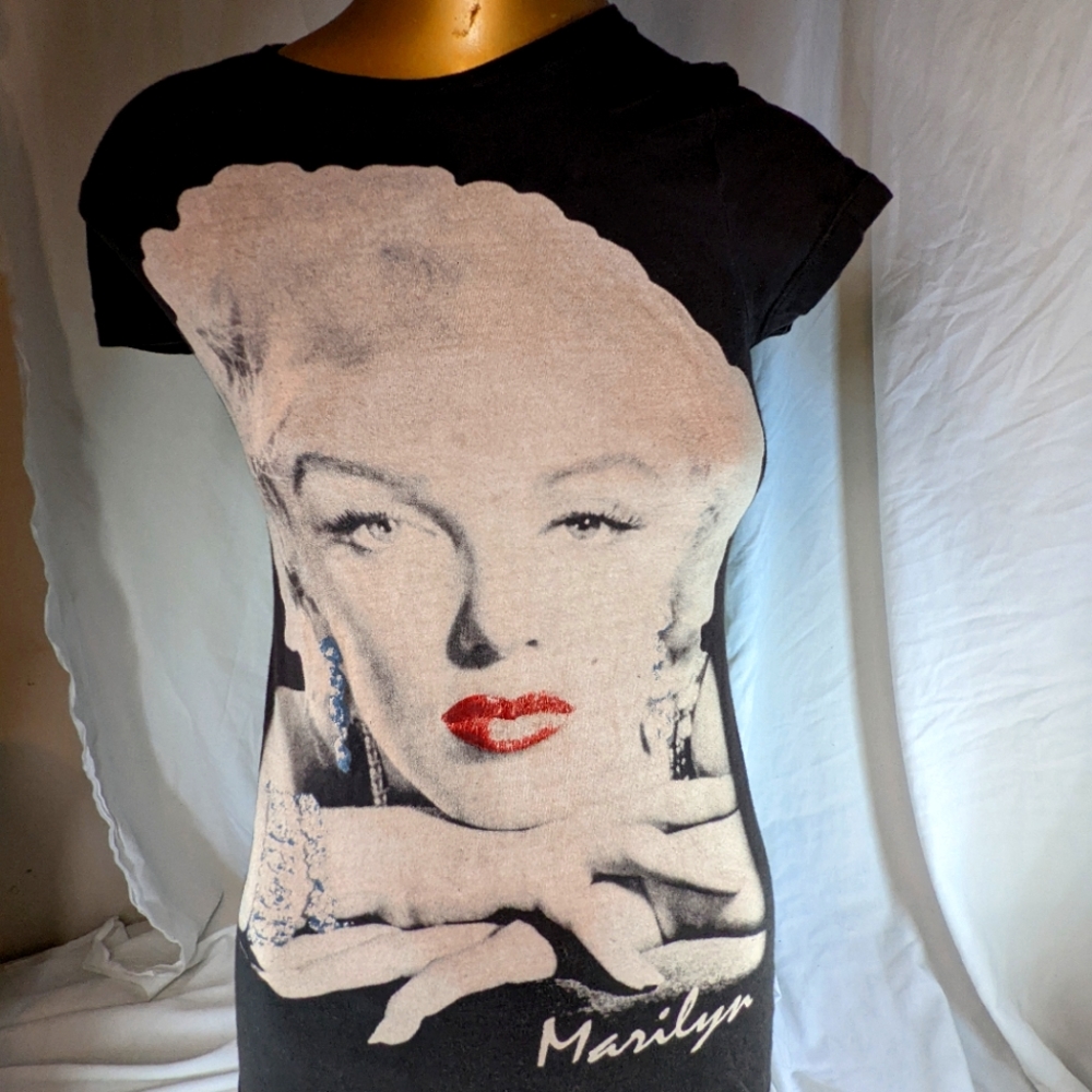 Marilyn Monroe Bold and Beautiful graphic Woman's Tee Small.